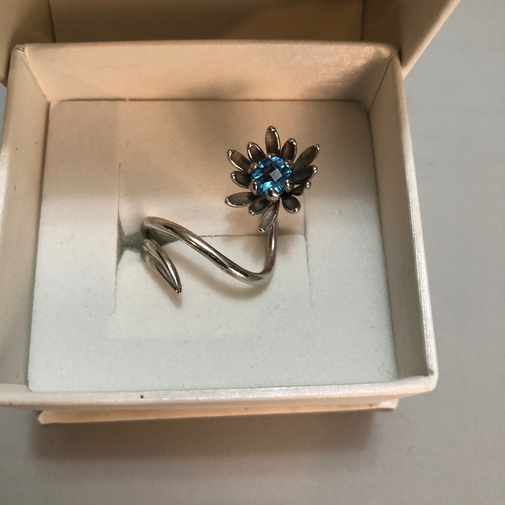 White gold Fun Flower Ring with Blue Stone 9
